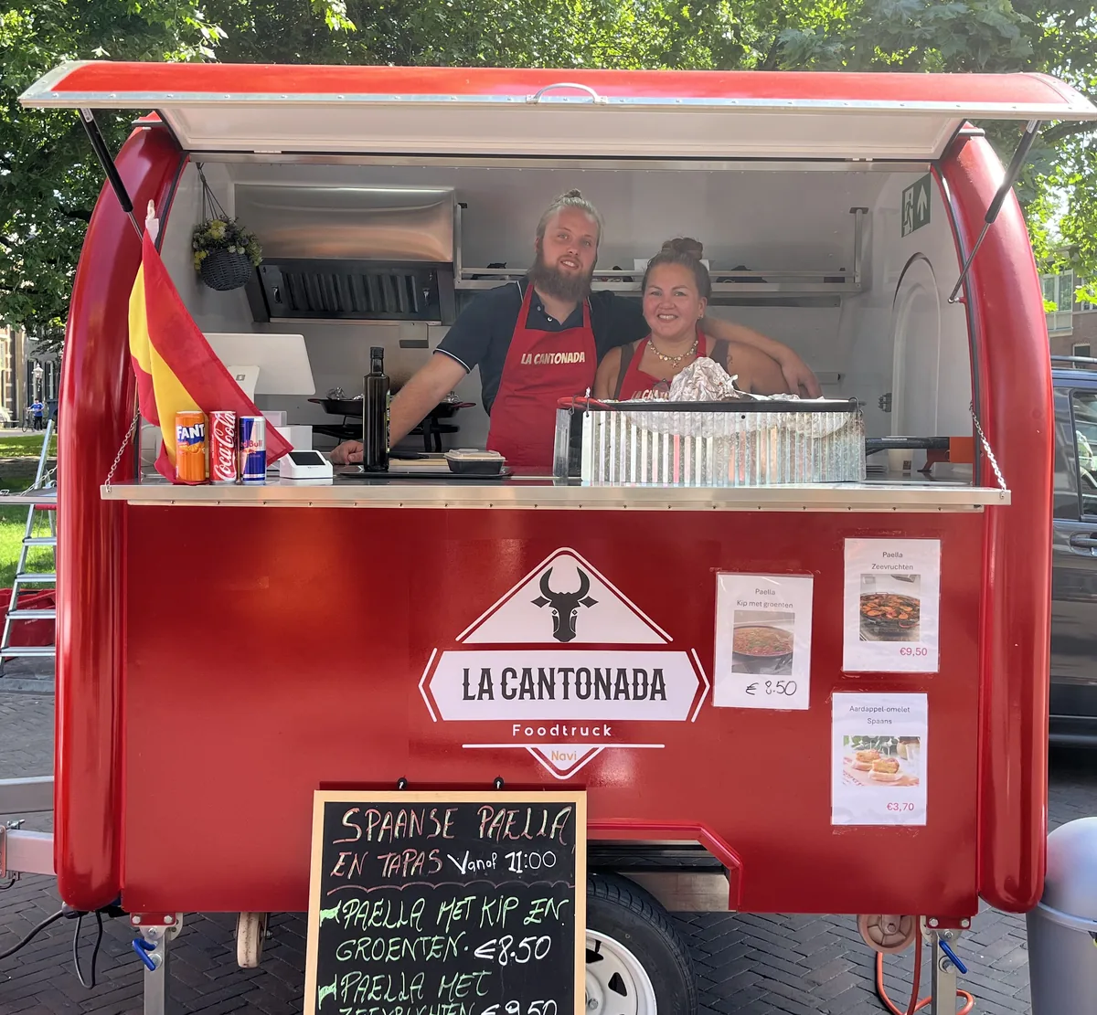 De foodtruck van La Cantonada geopend op de markt in Assen