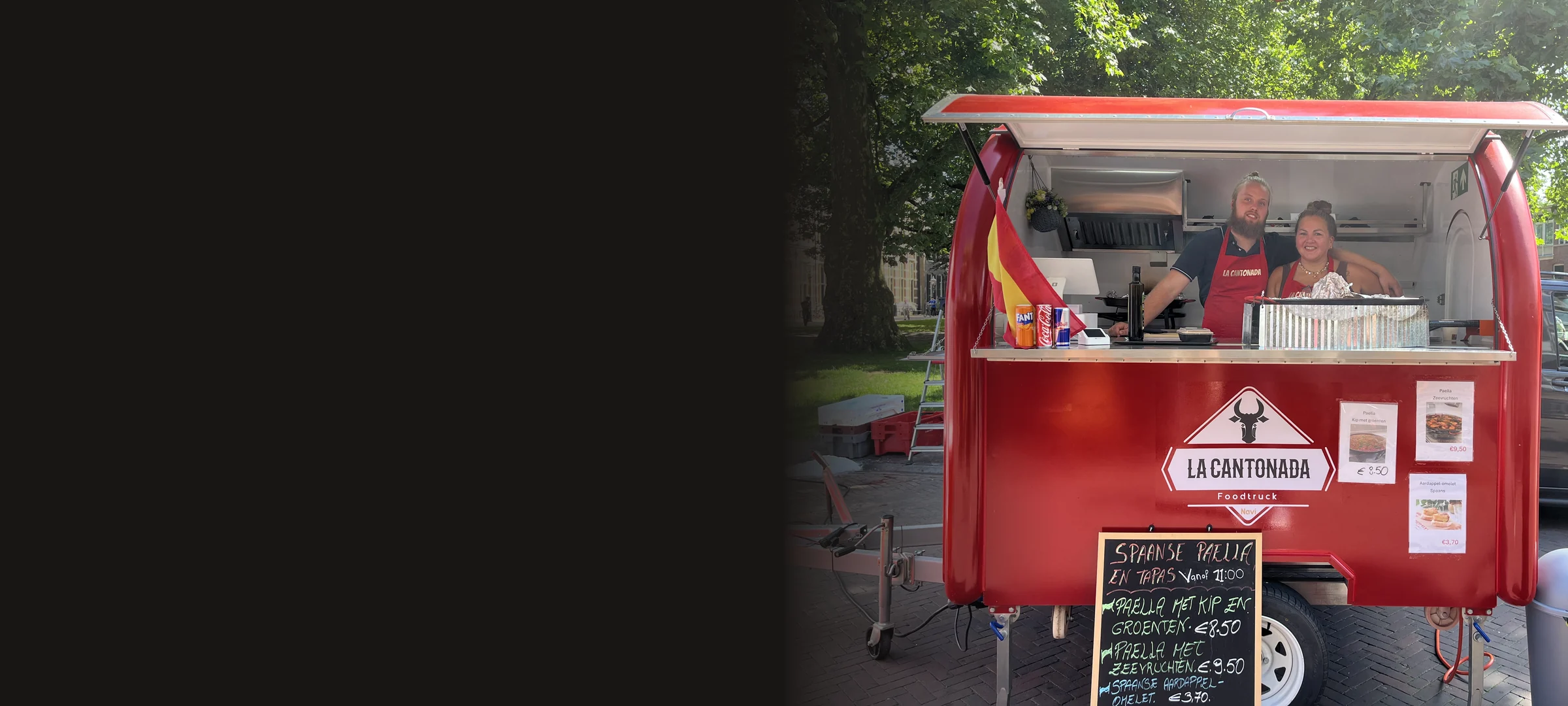 De rode foodtruck van La Cantonada geopend op de markt in Assen