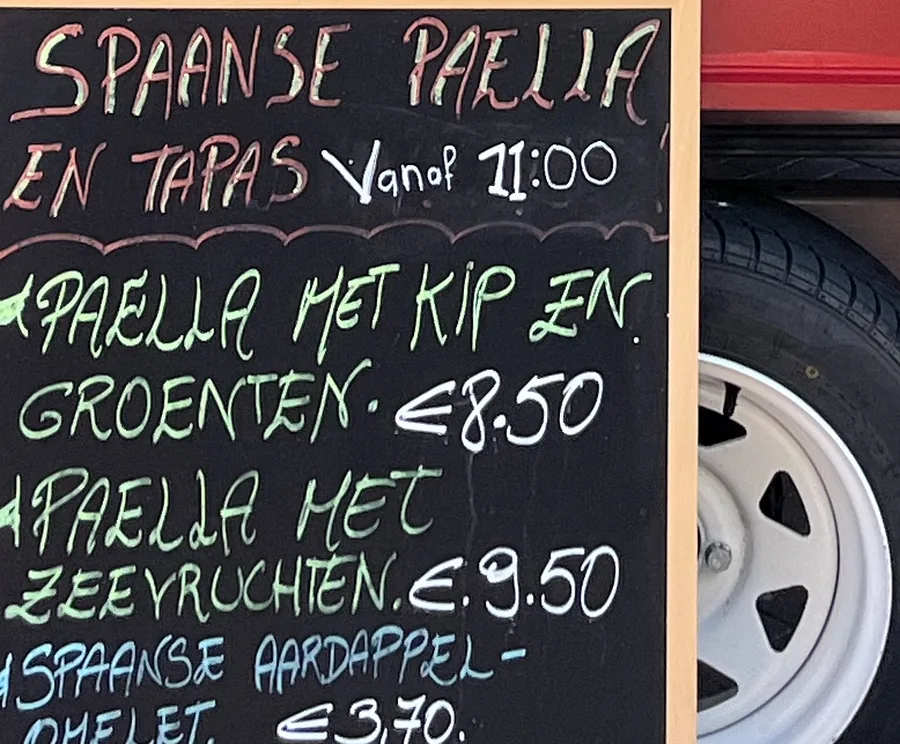 Het krijtbord voor de kraam met de paellaprijzen