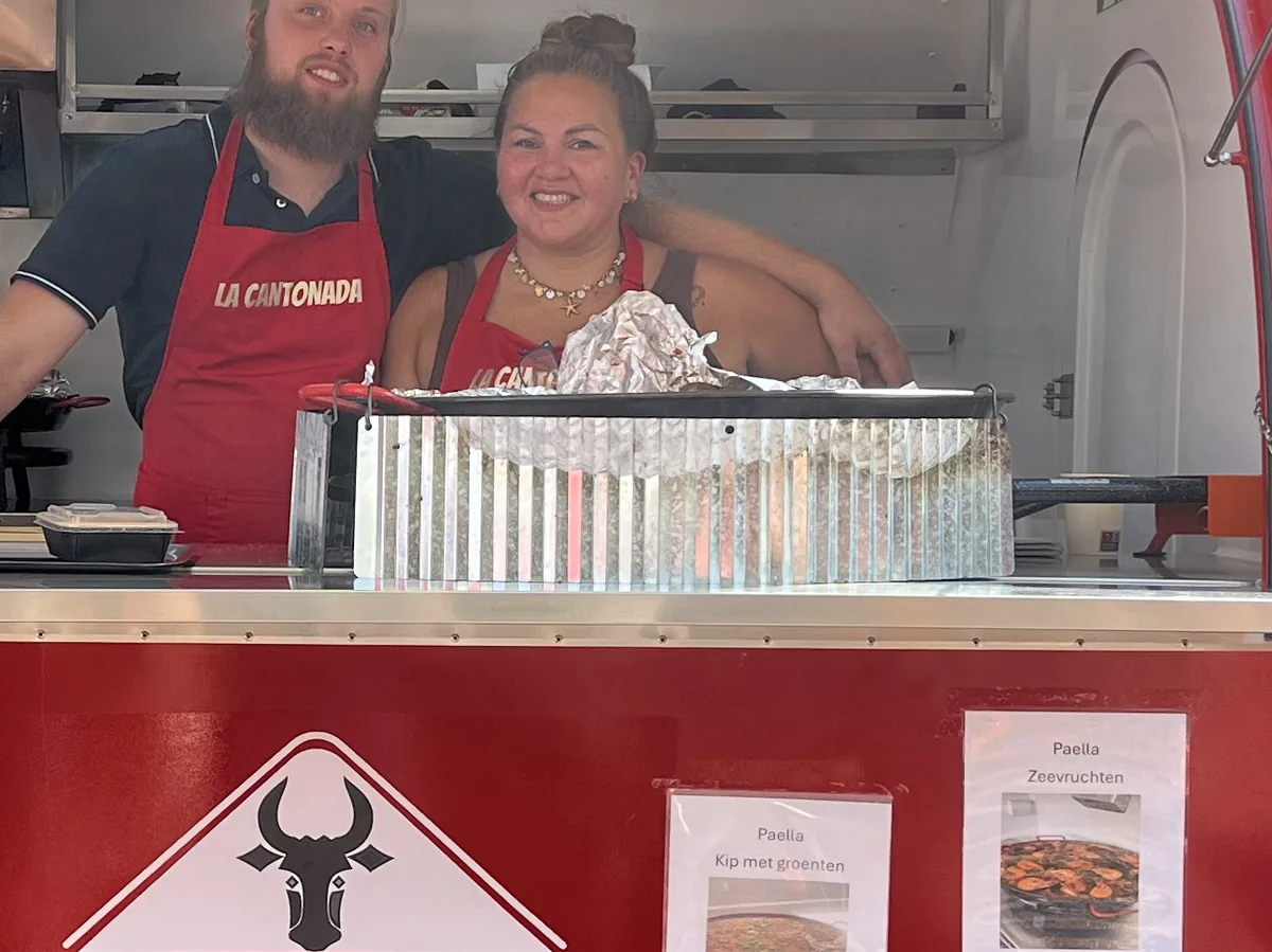 Het koppel achter La Cantonada aan het werk in de foodtruck